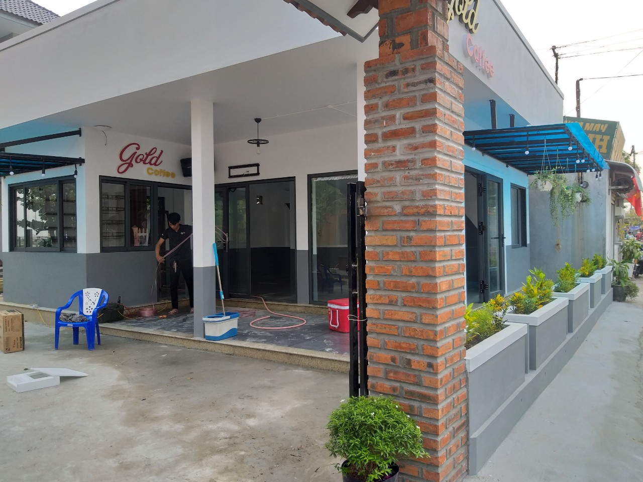 Thi công cửa quán cafe Gold - Huế